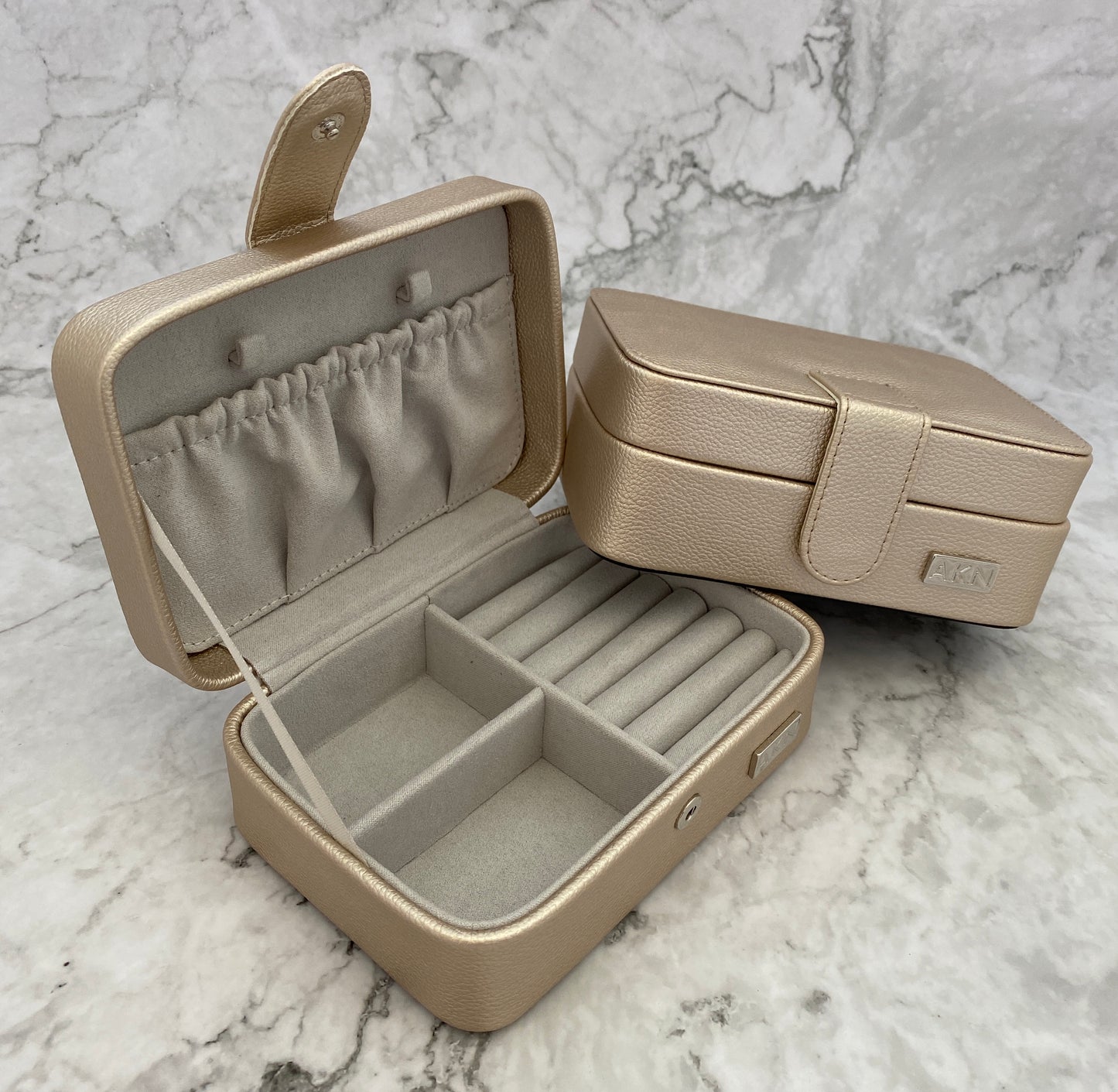 JOYERO CAYE DORADO CAKN028D