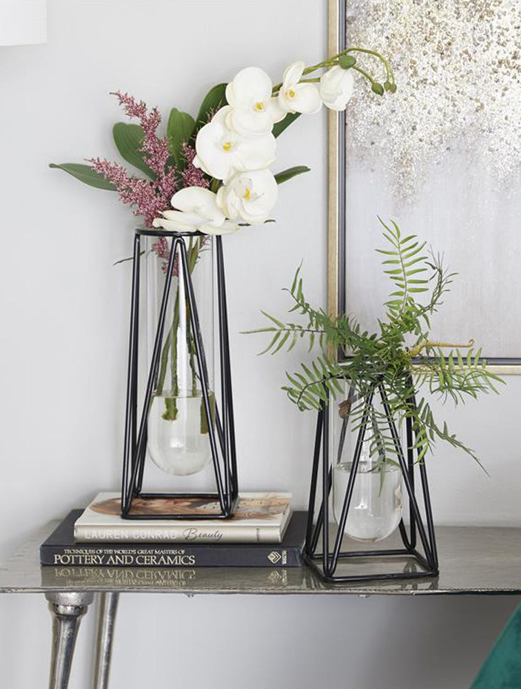 FLORERO PIRAMIDAL DE METAL CON TUBO DE ENSAYO INTERIOR. X7692G