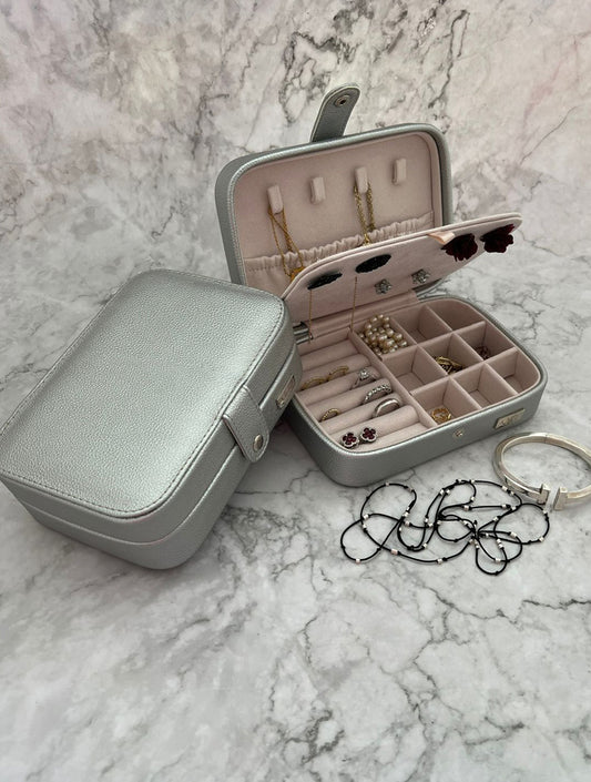 JOYERO EMILIA PLATEADO CAKN032P