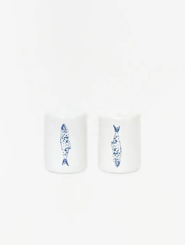 SALERO Y PIMENTERO DE PORCELANA BLANCA CON DISEÑO DE PECES X7938