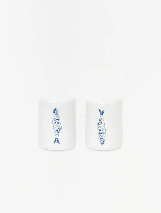 SALERO Y PIMENTERO DE PORCELANA BLANCA CON DISEÑO DE PECES X7938