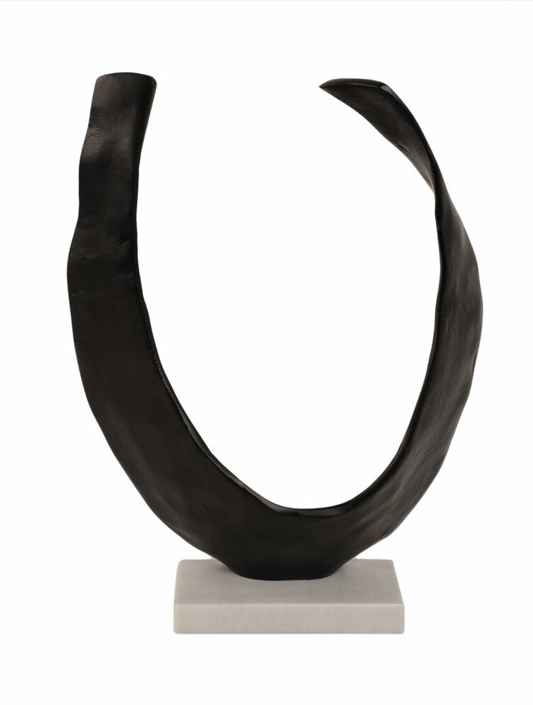ESCULTURA HERRADURA NEGRA Y BASE DE MARMOL X8056